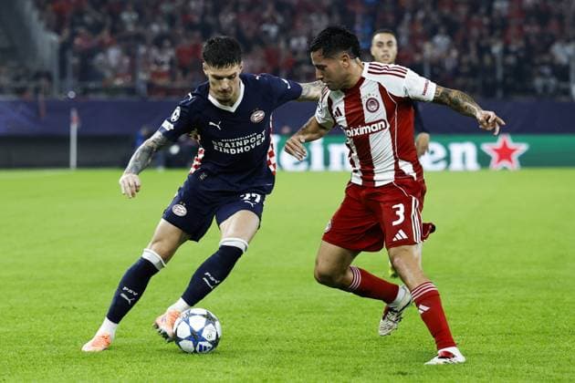 PIRAEUS - (L-R) Dennis Man of PSV Eindhoven, Francisco Ortega of Olympiacos FC during the UEFA Champions League match between Olympiacos FC and PSV Eindhoven at the Georgios Karaiskakis Stadium on November 4, 2025, in Piraeus, Greece. ANP MAURICE VAN STEEN UEFA Champions League Matchday 4 2025-2026 xVIxANPxSportx xxANPxIVx 541238451 originalFilename: 541238451.jpg