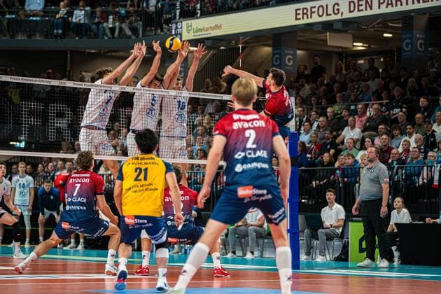 Volleyball I Men I Season 2025 2026 I Bundesliga I 5 Matchday I SVG Lüneburg VfB Friedrichshafen I 04 11 2025 Christopher Byam 4, SVG Lüneburg in attack against Kyle Patrick Hobus 7, VfB Friedrichshafen , Louis Kunstmann 5, VfB Friedrichshafen and Simon Kohn 16, VfB Friedrichshafen Copyright: xLobeca Bjorn-OlexKehmx