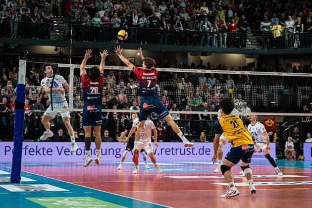 Volleyball I Men I Season 2025 2026 I Bundesliga I 5 Matchday I SVG Lüneburg VfB Friedrichshafen I 04 11 2025 Ethan Robert Champlin 20, SVG Lüneburg and Joscha Kunstmann 7, SVG Lüneburg in the block Copyright: xLobeca Bjorn-OlexKehmx