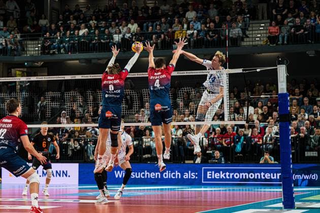 Volleyball I Men I Season 2025 2026 I Bundesliga I 5 Matchday I SVG Lüneburg VfB Friedrichshafen I 04 11 2025 Jackson Clifford Howe 6, SVG Lüneburg and Christopher Byam 4, SVG Lüneburg in the block Copyright: xLobeca Bjorn-OlexKehmx