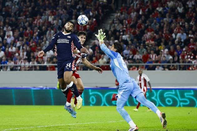 PIRAEUS - (L-R) Ismael Saibari of PSV Eindhoven, Olympiacos FC goalkeeper Kostas Tzolakis during the UEFA Champions League match between Olympiacos FC and PSV Eindhoven at the Georgios Karaiskakis Stadium on November 4, 2025, in Piraeus, Greece. ANP MAURICE VAN STEEN UEFA Champions League Matchday 4 2025-2026 xVIxANPxSportx xxANPxIVx 541239127 originalFilename: 541239127.jpg