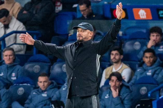 04 11 2025, Paris Saint Germain vs FC Bayern Munich, UEFA Champions League, 04 Matchday Vincent Kompany FC Bayern Muenchen,Coach coaches his team loudly Copyright: xBahhoxKarax