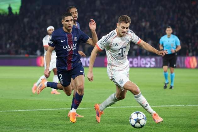 FOOTBALL : Paris Saint Germain Vs Bayern Munich - Ligue des Champions - 04 11 2025 Josip Stanisic (FC Bayern Munich) Vs Achraf Hakimi (PSG) ParisFrance  Copyright: xMichtofx