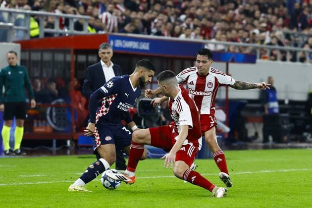 PIRAEUS - (L-R) Ismael Saibari of PSV Eindhoven, Lorenzo Pirola of Olympiacos FC, Francisco Ortega of Olympiacos FC during the UEFA Champions League match between Olympiacos FC and PSV Eindhoven at Georgios Karaiskakis Stadium on November 4, 2025 in Piraeus, Greece. ANP MAURICE VAN STEEN UEFA Champions League Matchday 4 2025-2026 xVIxANPxSportx xxANPxIVx 541239380 originalFilename: 541239380.jpg