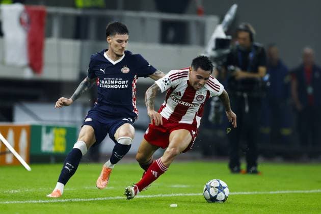 PIRAEUS - (L-R) Dennis Man of PSV Eindhoven, Francisco Ortega of Olympiacos FC during the UEFA Champions League match between Olympiacos FC and PSV Eindhoven at the Georgios Karaiskakis Stadium on November 4, 2025, in Piraeus, Greece. ANP MAURICE VAN STEEN UEFA Champions League Matchday 4 2025-2026 xVIxANPxSportx xxANPxIVx 541239534 originalFilename: 541239534.jpg