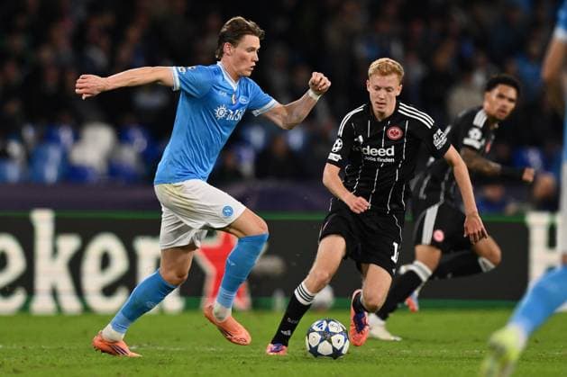 SSC Napoli v Eintracht Frankfurt - UEFA Champions League 2025 26 League Phase MD4 Scott Mctominay of S.S.C. Napoli and Hugo Larsson of Eintracht Frankfurt play during the UEFA Champions League phase day 4 football match between S.S.C. Napoli and Eintracht Frankfurt at the Diego Armando Maradona Stadium in Naples, Italy, on November 4, 2025. Naples Italy  Copyright: xDomenicoxCippitellix originalFilename:cippitelli-sscnapol251104_npa4i.jpg