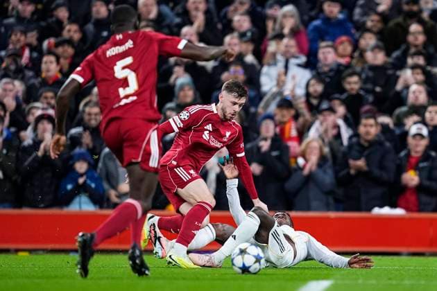 November 4, 2025, Liverpool, Liverpool, England: Conor Bradley of Liverpool FC and Vinicius Junior of Real Madrid CF compete for the ball during the UEFA Champions League 2025 26 League Phase MD4 match between Liverpool FC and Real Madrid CF at Anfield on November 04, 2025 in Liverpool, England. Liverpool England - ZUMAa181 20251104_zaa_a181_111 Copyright: xDennisxAgyemanx