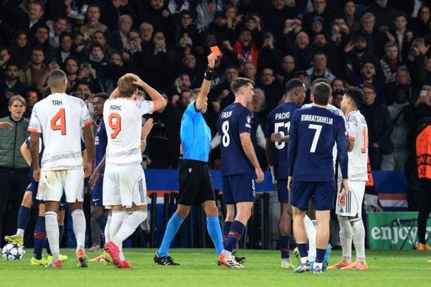 France - UEFA Champions League Paris Saint Germain vs. FC Bayern Munich - 04 11 2025 FRANCE, PARIS, NOVEMBER 04. Referee Maurizio Mariani shows a red card to Luis Diaz of Bayern Munich (R) during the UEFA Champions League football match between Paris Saint Germain and FC Bayern Munich on November 04, 2025 at Parc des Princes in Paris, France. Photo by Manuel Blondeau AOP.Press Paris Parc des Princes France Copyright: x ManuelxBlondeau AOP.Pressx AOP20251104-008