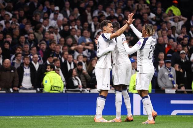 Tottenham Hotspur gegen F C Kopenhagen 04. November 2025, London UEFA Champions League League Etappe Tottenham Hotspur gegen F C Kopenhagen Brennan Johnson von Tottenham Hotspur feiert sein erstes Tor mit seinen Teamkollegen Foto Jacques Feeney Offside London UK  Copyright: xJacquesxFeeneyx xOffsidexOffside