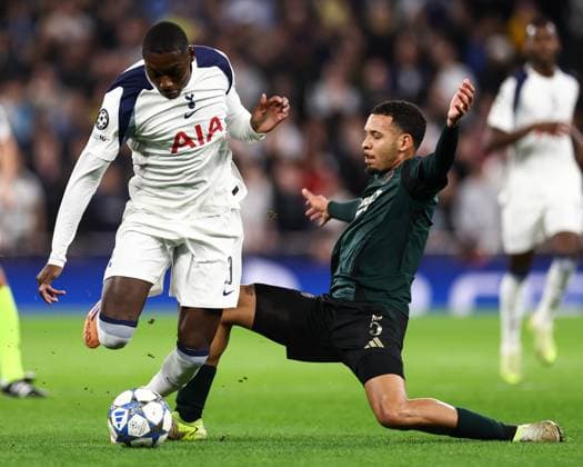 Tottenham Hotspur gegen F C Kopenhagen 04. November 2025, London UEFA Champions League League Etappe Tottenham Hotspur gegen F C Kopenhagen Randal Kolo Muani von Tottenham Hotspur und Gabriel Pereira von F C Kopenhagen Foto Jacques Feeney Abseits London UK  Copyright: xJacquesxFeeneyx xOffsidexOffside