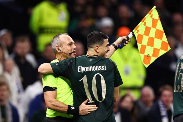 Tottenham Hotspur gegen F.C. Kopenhagen 04. November 2025, London UEFA Champions League Ligaphase Tottenham Hotspur gegen F.C. Kopenhagen Mohamed Elyounoussi vom F.C. Kopenhagen im Gespräch mit dem Linienrichter Foto Jacques Feeney Offside London UK  Copyright: xJacquesxFeeneyx xOffsidexOffside