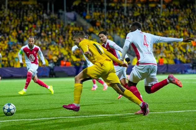 Football, Champions League 2025 2026 Bodo Glimt Monaco Bodo 20251104 Monacos Jordan Teze holds Bodo Glimts Fredrik Bjorkan in his arm during the Champions League football match between Bodo Glimt and Monaco at Aspmyra Stadium Photo Fredrik Varfjell NTB Bodo Norway EDITORIAL USE ONLY RESTRICTED USE FOR BETTING COMPANIES  Copyright: xFredrikxVarfjellx xNTBx