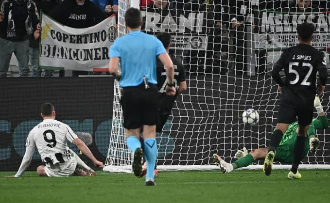 Juventus v Sporting Lisbon - UEFA Champions League TURIN, ITALY, NOVEMBER 4: Juventus Dusan Vlahovic (L) scores his team s first goal during the League phase UEFA Champions League football match between Juventus and Sporting Lisbon at the Juventus Stadium in Turin, Italy, on November 4, 2025. Isabella Bonotto Anadolu Turin World. Editorial use only. Please get in touch for any other usage.  Copyright: x2025xAnadoluxIsabellaxBonottox