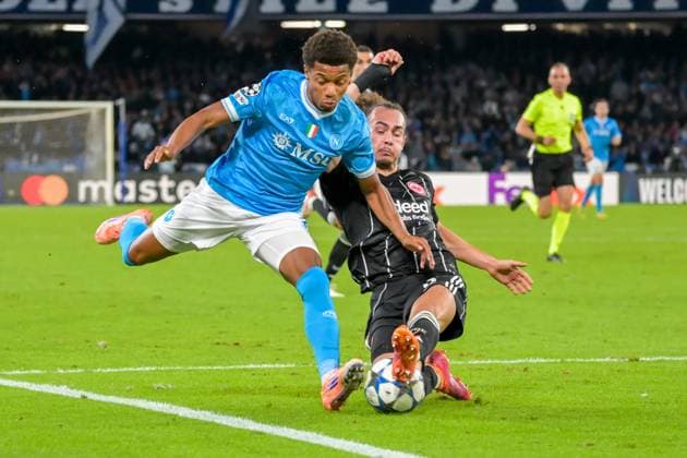 2025-11-04 SSC Napoli v Eintracht Frankfurt - UEFA Champions League 2025-26 League Phase NAPLES, ITALY - NOVEMBER 4: David Neres of SSC Napoli, Arthur Theate of Eintracht Frankfurt during the UEFA Champions League 2025-26 League Phase match between SSC Napoli and Eintracht Frankfurt at Stadio Diego Armando Maradona on November 4, 2025 in Naples, Italy. Naples Stadio Diego Armando Maradona Italy Content not available for redistribution in The Netherlands directly or indirectly through any third parties. Copyright: xCiroxSantangelox