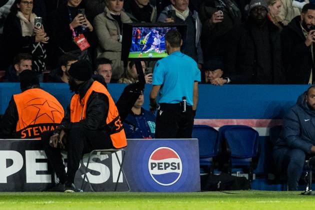 UEFA Champions League FC Paris Saint Germain FC Bayern Munich 04 11 2025 Referee Maurizio Mariani ITA on video evidence PARIS, FRANCE 4 NOVEMBER UEFA Champions League matchday 4, FC Paris Saint Germain vs FC Bayern Munich, Parc des Princes on 04 11 2025 Copyright: xBEAUTIFULxSPORTS Wunderlx