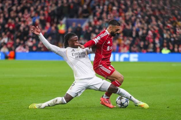 Liverpool v Real Madrid, UEFA Champions League Eduardo Camavinga Of Real Madrid battles with Mohamed Salah Of Liverpool during the Liverpool v Real Madrid UEFA Champions League Round 1 League Stage match at Anfield, Liverpool, England on 4 November 2025 Credit: Lee Keuneke Every Second Media Editorial use only. All images are copyright Every Second Media Limited. No images may be reproduced without prior permission. Copyright: xIMAGO EveryxSecondxMediax ESM-1654-0047 LeexKeunekex xEveryxSecondxMediax