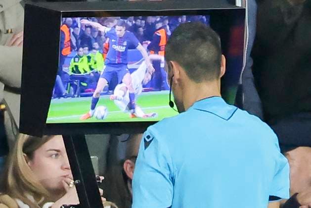 Schiedsrichter Maurizio Mariani (Italy) schaut sich das Foulspiel von Luis Diaz (FC Bayern Muenchen) an Achraf Hakimi (Paris Saint-Germain) auf dem Monitor an, UEFA Champions League 2025 26 League Phase MD4, Paris Saint-Germain v FC Bayern München, Parc des Princes am 04. November 2025 in Paris, Frankreich. (Foto von Marco Steinbrenner DeFodi Images) Schiedsrichter Maurizio Mariani (Italy) watches Luis Diaz s (FC Bayern Munich) foul on Achraf Hakimi (Paris Saint-Germain) on the monitor, UEFA Champions League 2025 26 League Phase MD4, Paris Saint-Germain v FC Bayern München, Parc des Princes, November 4, 2025 in Paris, France. (Photo by Marco Steinbrenner DeFodi Images) Referee Maurizio Mariani Italy watches Luis Diaz FC Bayern Munich foul on Achraf Hakimi Paris Saint Germain on the monitor, UEFA Champions League 2025 26 League Phase MD4, Paris Saint Germain v FC Bayern Munich, Parc des Princes on November 04, 2025 in Paris, France Photo by Marco Steinbrenner DeFodi Images Referee Maurizio Mariani Italy watches Luis Diaz s FC Bayern Munich foul on Achraf Hakimi Paris Saint Germain on the monitor, UEFA Champions League 2025 26 League Phase MD4, Paris Saint Germain v FC Bayern München, Parc des Princes, November 4, 2025 in Paris, France Photo by Marco Steinbrenner DeFodi Images