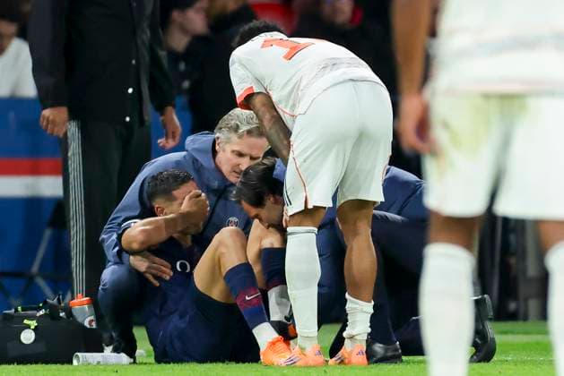 Achraf Hakimi (Paris Saint-Germain) liegt verletzt auf dem Rasen, UEFA Champions League 2025 26 League Phase MD4, Paris Saint-Germain v FC Bayern München, Parc des Princes am 04. November 2025 in Paris, Frankreich. (Foto von Marco Steinbrenner DeFodi Images) Achraf Hakimi (Paris Saint-Germain) is lying injured on the grass, UEFA Champions League 2025 26 League Phase MD4, Paris Saint-Germain v FC Bayern München, Parc des Princes, November 4, 2025 in Paris, France. (Photo by Marco Steinbrenner DeFodi Images) Achraf Hakimi Paris Saint Germain is lying injured on the grass, UEFA Champions League 2025 26 League Phase MD4, Paris Saint Germain v FC Bayern München, Parc des Princes on November 04, 2025 in Paris, France Photo by Marco Steinbrenner DeFodi Images Achraf Hakimi Paris Saint Germain is lying injured on the grass, UEFA Champions League 2025 26 League Phase MD4, Paris Saint Germain v FC Bayern München, Parc des Princes, November 4, 2025 in Paris, France Photo by Marco Steinbrenner DeFodi Images