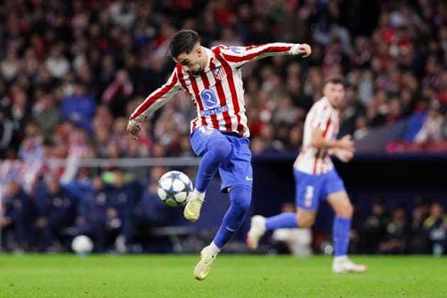 UEFA champions league - Atletico de Madrid vs Union Saint-Gilloise MADRID,SPAIN - 4 November:Alex Baena of Atletico de Madrid controls the ball during UEFA champions league 2025 26 match between Atletico de Madrid and Union Saint-Gilloise at Riyadh Air Metropolitano Stadium. (Photo by Guille Martinez f22photo) Madrid Riyadh Air Metropolitano Stadium Spain Copyright: xGuillermoxMartinezx