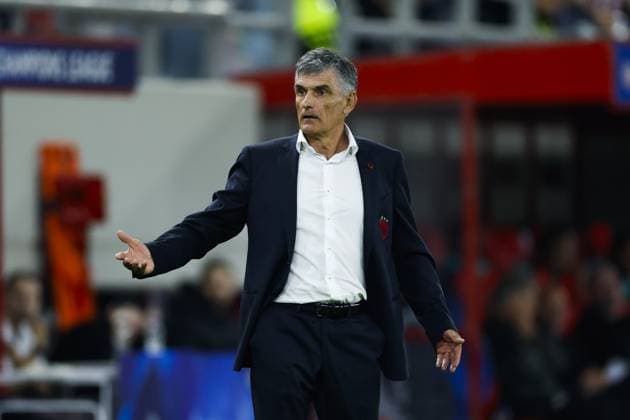 PIRAEUS - Olympiacos FC coach Jose Luis Mendilibar during the UEFA Champions League match between Olympiacos FC and PSV Eindhoven at the Georgios Karaiskakis Stadium on November 4, 2025, in Piraeus, Greece. ANP MAURICE VAN STEEN UEFA Champions League Matchday 4 2025-2026 xVIxANPxSportx xxANPxIVx 541242211 originalFilename: 541242211.jpg
