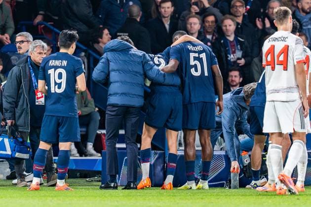 04 11 2025, Paris Saint Germain vs FC Bayern Munich, UEFA Champions League, 04 Matchday Achraf Hakimi Paris Saint Germain, 2 is substituted injured Copyright: xBahhoxKarax