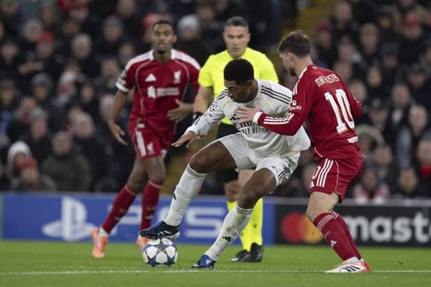 LIVERPOOL, ENGLAND - NOVEMBER 01: Jude Bellingham of Real Madrid (L) and Alexis Mac Allister of Liverpool (R) fight for possession during the UEFA Champions League match between Liverpool and Real Madrid at Anfield on November 04, 2025 in Liverpool, England. (Photo by Will Palmer Agencia LOF SPP) Copyright: xWillxPalmer AgenciaxLOF SportsxPx Sportspressphoto_SPR56777