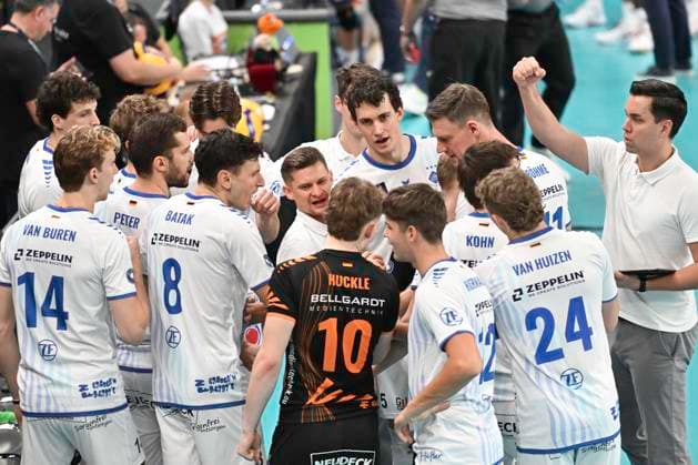 GER 1 VBL, SVG Lueneburg vs VfB Friedrichshafen 04 11 2025, LKH Arena, Lueneburg, GER 1 VBL, SVG Lueneburg vs VfB Friedrichshafen in the picture Coach Adam Swaczyna Friedrichshafen talks to his team nordphotoxGmbH xWitke nph00002
