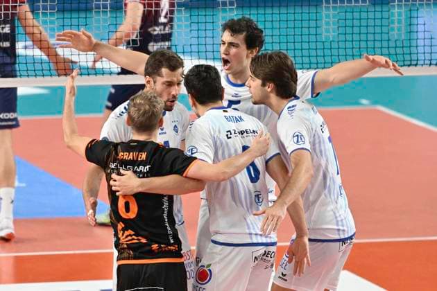 GER 1 VBL, SVG Lueneburg vs VfB Friedrichshafen 04 11 2025, LKH Arena, Lueneburg, GER 1 VBL, SVG Lueneburg vs VfB Friedrichshafen in the picture the Friedrichshafen team cheers nordphotoxGmbH xWitke nph00002