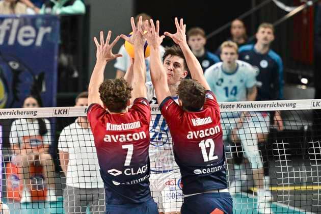 GER 1 VBL, SVG Lueneburg vs VfB Friedrichshafen 04 11 2025, LKH Arena, Lueneburg, GER 1 VBL, SVG Lueneburg vs VfB Friedrichshafen in the picture Joscha Kunstmann Lueneburg 07 and Santeri Välimaa Lueneburg 12 try to assert themselves against Simon Kohn Friedrichshafen 16 nordphotoxGmbH xWitke nph00002