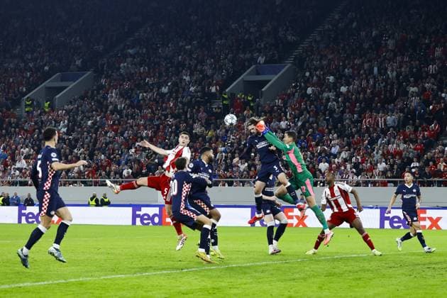 PIRAEUS - (L-R) Yarek Gasiorowski of PSV Eindhoven, PSV Eindhoven goalkeeper Matej Kovar during the UEFA Champions League match between Olympiacos FC and PSV Eindhoven at the Georgios Karaiskakis Stadium on November 4, 2025, in Piraeus, Greece. ANP MAURICE VAN STEEN UEFA Champions League Matchday 4 2025-2026 xVIxANPxSportx xxANPxIVx 541243261 originalFilename: 541243261.jpg