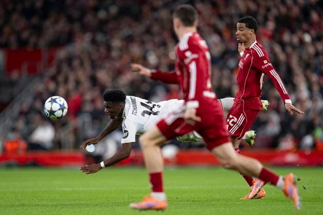 LIVERPOOL, ENGLAND - NOVEMBER 01: Hugo Ekitike of Liverpool (R) and AurÃ lien TchouamÃ ni of Real Madrid (L) fight for possession during the UEFA Champions League match between Liverpool and Real Madrid at Anfield on November 04, 2025 in Liverpool, England. (Photo by Will Palmer Agencia LOF SPP)UEFA Champions League Liverpool vs Real Madrid 900 Cordon Press  900 CordonxPress LOF - UEFA Champions League Liverpool vs Real Madrid