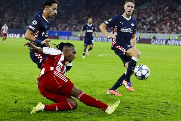 PIRAEUS - (L-R) Anass Salah-Eddine of PSV Eindhoven, Gelson Martins of Olympiacos FC, Joey Veerman of PSV Eindhoven during the UEFA Champions League match between Olympiacos FC and PSV Eindhoven at the Georgios Karaiskakis Stadium on November 4, 2025, in Piraeus, Greece. ANP MAURICE VAN STEEN UEFA Champions League Matchday 4 2025-2026 xVIxANPxSportx xxANPxIVx 541244440 originalFilename: 541244440.jpg