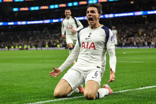 UEFA Champions League Matchday 4 of 8 Tottenham Hotspur v F.C. Copenhagen Joao Palhinha of Tottenham Hotspur celebrates his goal to make it 4-0 during the UEFA Champions League Matchday 4 of 8 Tottenham Hotspur vs F.C. Copenhagen at Tottenham Hotspur Stadium, London, United Kingdom, 4th November 2025 (Photo by Mark Cosgrove News Images) London Tottenham Hotspur Stadium United Kingdom Copyright: xMarkxCosgrove NewsxImagesx