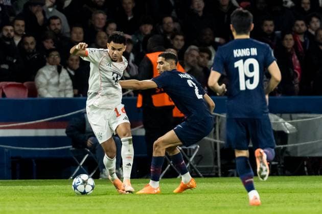 UEFA Champions League FC Paris Saint Germain FC Bayern Munich 04 11 2025 duel Luis Diaz FC Bayern Munich, 14 , Achraf Hakimi FC Paris Saint Germain, 2 PARIS, FRANCE 4 NOVEMBER UEFA Champions League matchday 4, FC Paris Saint Germain vs FC Bayern Munich, Parc des Princes on 04 11 2025 Copyright: xBEAUTIFULxSPORTS Wunderlx