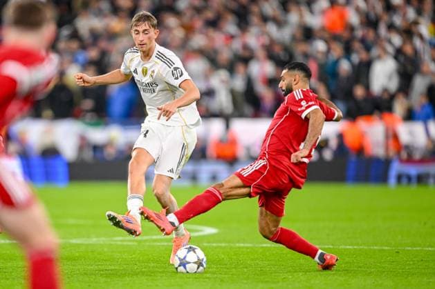Dean Huijsen (Real Madrid) und Mohamed Salah (Liverpool FC) battle for the ball during the UEFA Champions League 2025 26 League Phase MD4 match between Liverpool FC and Real Madrid C.F. at Anfield on November 4, 2025 in Liverpool, United Kingdom. (Photo by Harry Langer DeFodi Images) Dean Huijsen Real Madrid and Mohamed Salah Liverpool FC battle for the ball during the UEFA Champions League 2025 26 League Phase MD4 match between Liverpool FC and Real Madrid C F at Anfield on November 4, 2025 in Liverpool, United Kingdom Photo by Harry Langer DeFodi Images