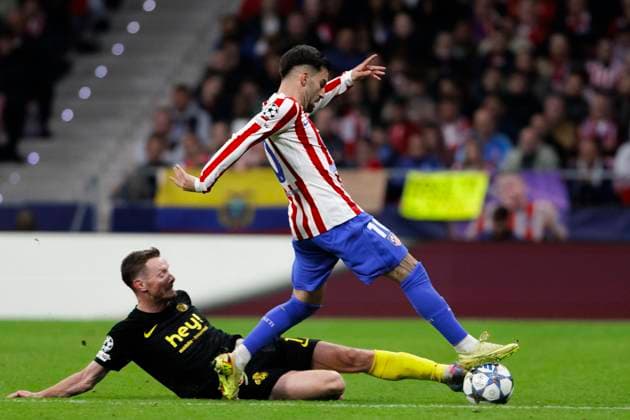 UEFA champions league - Atletico de Madrid vs Union Saint-Gilloise MADRID,SPAIN - 4 November:Rob Schoofs of Union Saint-Gilloise and Alex Baena of Atletico de Madrid fight for the ball during UEFA champions league 2025 26 match between Atletico de Madrid and Union Saint-Gilloise at Riyadh Air Metropolitano Stadium. (Photo by Guille Martinez f22photo) Madrid Riyadh Air Metropolitano Stadium Spain Copyright: xGuillermoxMartinezx