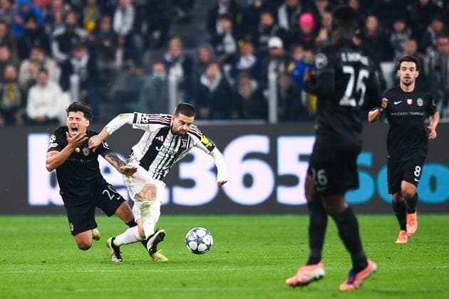 2025-11-04 Juventus FC v Sporting Clube de Portugal - UEFA Champions League 2025 26 League Phase MD4 TURIN, ITALY - NOVEMBER 4: Maximiliano Araujo of Sporting Clube de Portugal battles for the ball with Edon Zhegrova of Juventus FC during the UEFA Champions League 2025 26 League Phase MD4 match between Juventus FC and Sporting Clube de Portugal at Juventus Stadium on November 4, 2025 in Turin, Italy. (Photo by Alberto Gandolfo BSR Agency) Turin Italy Content not available for redistribution in The Netherlands directly or indirectly through any third parties. Copyright: xBSRxAgencyx