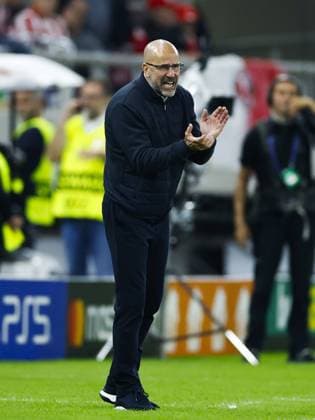PIRAEUS - PSV Eindhoven coach Peter Bosz during the UEFA Champions League match between Olympiacos FC and PSV Eindhoven at the Georgios Karaiskakis Stadium on November 4, 2025, in Piraeus, Greece. ANP MAURICE VAN STEEN UEFA Champions League Matchday 4 2025-2026 xVIxANPxSportx xxANPxIVx 541245664 originalFilename: 541245664.jpg