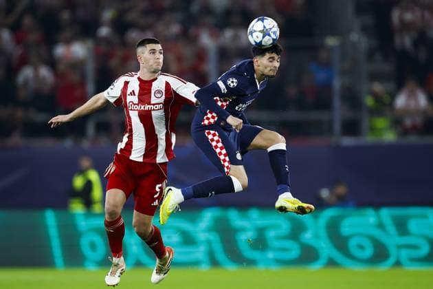 PIRAEUS - (L-R) Lorenzo Pirola of Olympiacos FC, Ricardo Pepi of PSV Eindhoven during the UEFA Champions League match between Olympiacos FC and PSV Eindhoven at the Georgios Karaiskakis Stadium on November 4, 2025, in Piraeus, Greece. ANP MAURICE VAN STEEN UEFA Champions League Matchday 4 2025-2026 xVIxANPxSportx xxANPxIVx 541245688 originalFilename: 541245688.jpg
