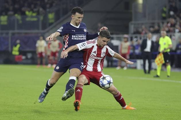 PIRAEUS , 04-11-2025 , Stadio Georgios Karaiskakis , season 2025 2026 , UEFA Champions League football League phase matchday 4 , match between Olympiacos and PSV , picture shows PSV player Ivan Perisic and Olympiacos player Christos Mouzakitis Olympiacos - PSV  x31862820x Copyright: