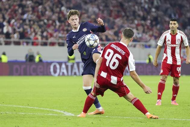 PIRAEUS , 04-11-2025 , Stadio Georgios Karaiskakis , season 2025 2026 , UEFA Champions League football League phase matchday 4 , match between Olympiacos and PSV , picture shows PSV player Paul Wanner and Olympiacos player Christos Mouzakitis Olympiacos - PSV  x31862830x Copyright: