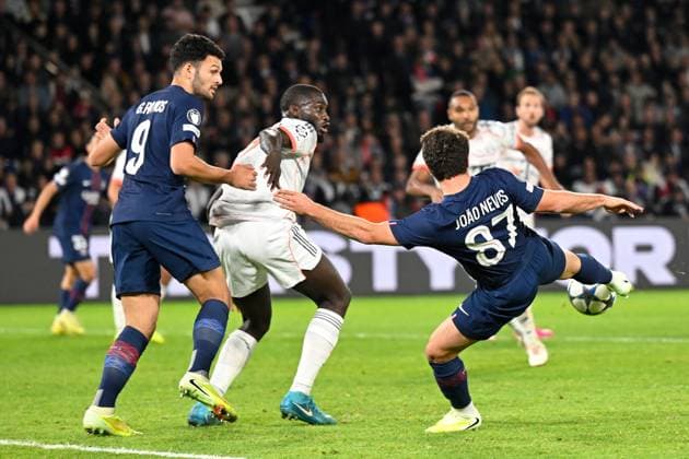 Paris, Parc des Princes, 04 11 25, FRA, Herren, UEFA Champions Leaugue, Saison 2025 2026, Paris Saint Germain FC Bayern Muenchen Bild JOAO NEVES Paris macht das Tor zum 1 2 UEFA regulations prohibit any use of photographs as image sequences and or quasi video Ile de France France