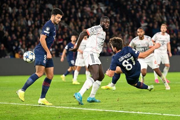 Paris, Parc des Princes, 04 11 25, FRA, Herren, UEFA Champions Leaugue, Saison 2025 2026, Paris Saint Germain FC Bayern Muenchen Bild JOAO NEVES Paris macht das Tor zum 1 2 UEFA regulations prohibit any use of photographs as image sequences and or quasi video Ile de France France