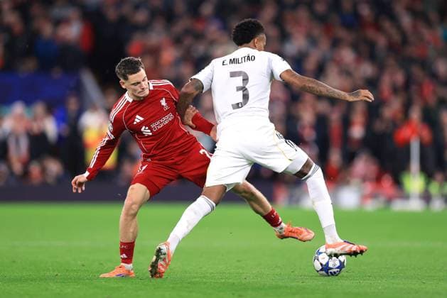 Fußball UEFA Champions League League-Phase Liverpool gegen Real Madrid 4. November 2025 UEFA Champions League League-Phase Liverpool gegen Real Madrid Florian Wirtz von Liverpool und Eder Militao von Real Madrid Foto Simon Stacpoole Abseits Liverpool UK  Copyright: xSimonxStacpoolexOffside