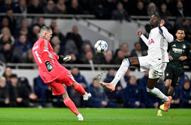 Tottenham Hotspur V Copenhagen , UEFA Champions League. Dominik Kotarski (Copenhagen, goalkeeper) clears as he is challenged by Randal Kolo Muani (Spurs) during the Tottenham Hotspur V Copenhagen UEFA Champions League, League stage match at the Tottenham Hotspur Stadium, London. Tottenham Tottenham Hotspur Stadium UK Copyright: xMartinxDaltonx Spurs_Copenhagen_041125_MD_023
