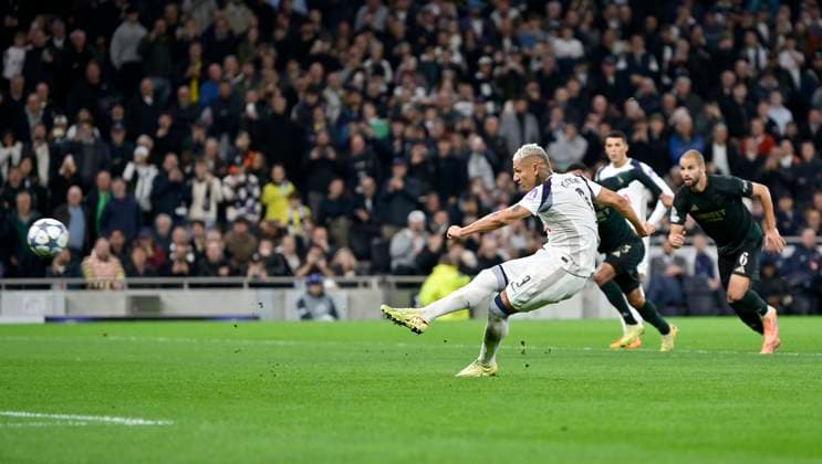 Tottenham Hotspur V Copenhagen , UEFA Champions League. Richarlison (Spurs) takes a penalty, but misse3s during the Tottenham Hotspur V Copenhagen UEFA Champions League, League stage match at the Tottenham Hotspur Stadium, London. Tottenham Tottenham Hotspur Stadium UK Copyright: xMartinxDaltonx Spurs_Copenhagen_041125_MD_060