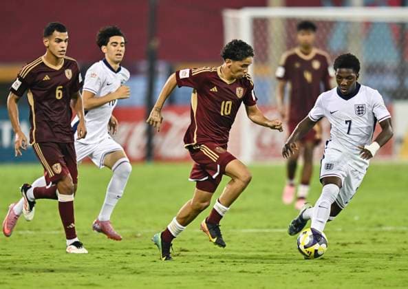 Fußball, U17 WM, England - Venezuela England v Venezuela: Group E - FIFA U-17 World Cup Qatar 2025 Ryan McAIDOO (R) of England and Yimvert BERROTERAN of Venezuela in action during the FIFA U-17 World Cup Qatar 2025 Group E match between England and Venezuela in Doha, Qatar, on November 4, 2025 DOHA Qatar Copyright: xNOUSHADx