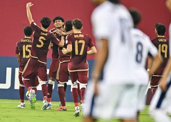 Fußball, U17 WM, England - Venezuela England v Venezuela: Group E - FIFA U-17 World Cup Qatar 2025 Players of Venezuela celebrates with his teammates after scoring the goal during the FIFA U-17 World Cup Qatar 2025 Group E match between England and Venezuela in Doha, Qatar, on November 4, 2025 DOHA Qatar Copyright: xNOUSHADx