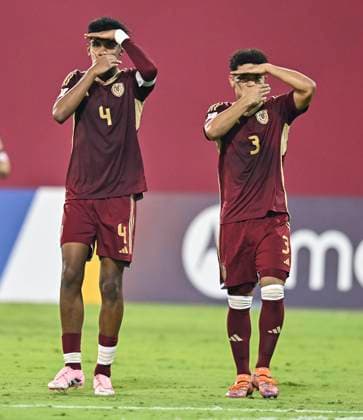 Fußball, U17 WM, England - Venezuela England v Venezuela: Group E - FIFA U-17 World Cup Qatar 2025 Eider BARRIOS (R) of Venezuela celebrates with his teammates after scoring the goal during the FIFA U-17 World Cup Qatar 2025 Group E match between England and Venezuela in Doha, Qatar, on November 4, 2025 DOHA Qatar Copyright: xNOUSHADx