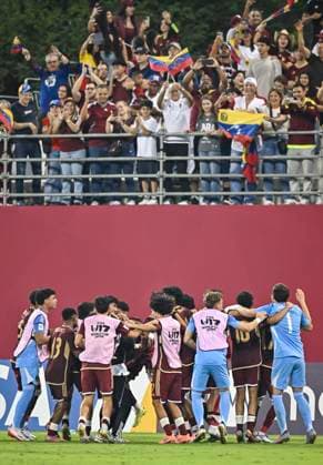 Fußball, U17 WM, England - Venezuela England v Venezuela: Group E - FIFA U-17 World Cup Qatar 2025 Players of Venezuela celebrate after won the FIFA U-17 World Cup Qatar 2025 Group E match between England and Venezuela in Doha, Qatar, on November 4, 2025 DOHA Qatar Copyright: xNOUSHADx